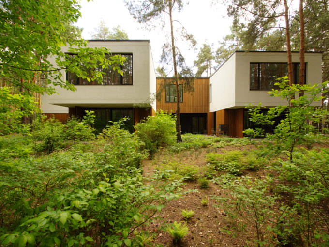Monolithic shaped villa in the forest, Jozefow